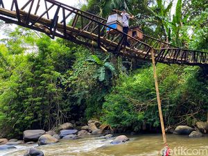 Video Ngeri, Kondisi Jembatan Melintir di Cibadak Cuma Ditopang 2 Bambu