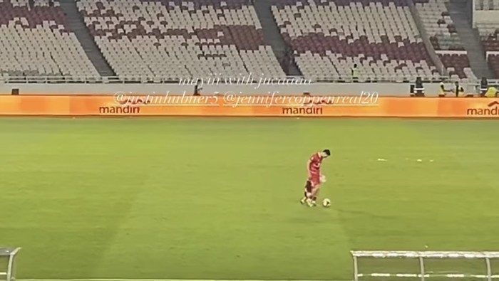 Momen Justin Hubner dan Kamari Main Bola di GBK Usai Laga Indonesia Vs Bulgaria