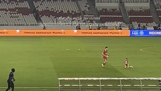Momen Justin Hubner dan Kamari Main Bola di GBK Usai Laga Indonesia Vs Bulgaria