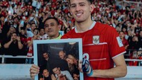 Namun, Justin Hubner juga gak melupakan dukungan semua supporter Indonesia untuk dirinya. Terima kasih Indonesia atas dukungan yang luar biasa, ini baru permulaan, masih banyak lagi yang akan datang, ungkap Justin Hubner. Foto: Instagram @jennifercoppenreal20 / @justinhubner5