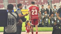 Pesepakbola yang dijuluki sebagai El Preman itu memeluk Kamari. Dalam unggahan pribadinya, Hubner menuliskan Kamari dan Jennifer Coppen sebagai pendukung terbesarnya. Foto: Instagram @jennifercoppenreal20 / @justinhubner5