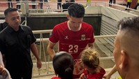 Hubner semringah saat Kamari berlari ke arahnya usai pertandingan dan menuju ruang ganti. Foto: Instagram @jennifercoppenreal20 / @justinhubner5