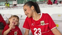 Aku dan Kamari akan selalu menjadi pendukung nomor satu kamu dan akan selalu bangga padamu @justinhubner5, tulis Jennifer Coppen dilihat pada Selasa (31/3/2026). Foto: Instagram @jennifercoppenreal20 / @justinhubner5