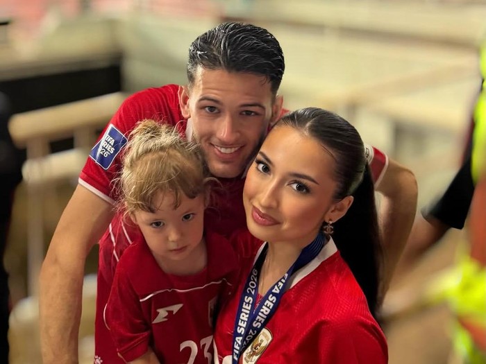 Jennifer Coppen setia dukung Justin Hubner.