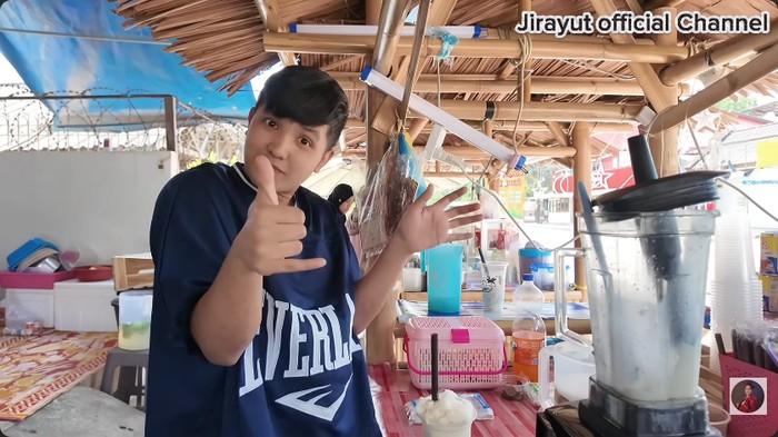 Jirayut buka warung makan sederhana untuk bantu penghasilan keluarga di Thailand