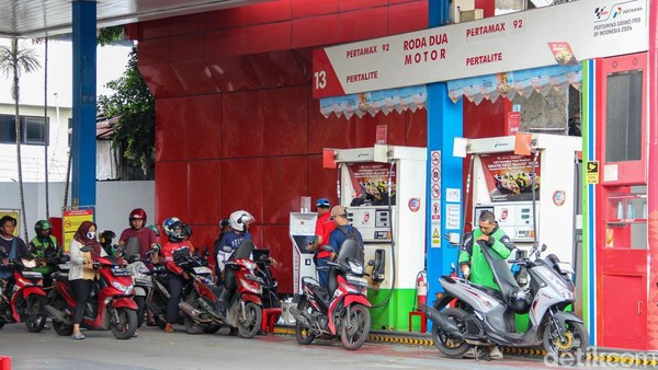 Kabar Kenaikan BBM Batal, Antrean Panjang Telanjur Terjadi di SPBU