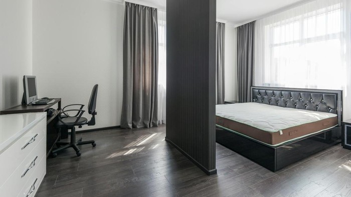 Kamar tidur dengan meja kerja.