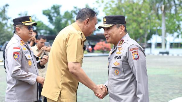 Kapolda Riau Irjen Herry Heryawan menyerahkan bantuan 20 mesin ketinting untuk dukung ekonomi nelayan di pesisir, Selasa (31/3/2026).