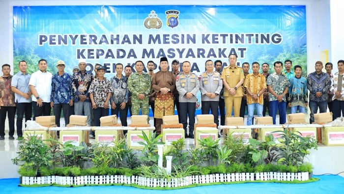 Kapolda Riau Irjen Herry Heryawan menyerahkan bantuan 20 mesin ketinting untuk dukung ekonomi nelayan di pesisir, Selasa (31/3/2026).