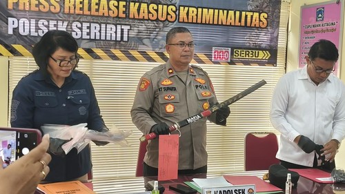 Kapolsek Seririt, Kompol Ketut Suparta, menunjukkan pedang yang dipakai Komang Agus Sudiartawan (28) untuk menebas pamannya saat Nyepi. Suparta menunjukkan pedang itu saat konferensi pers di kantornya, Selasa (31/3/2026). (Wijaya Kusuma/detikBali)