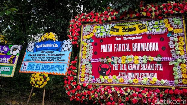 Karangan BUnga Karangan bunga berdatangan di rumah duka Praka Farizal Rhomadhon di Kulon Progo, Selasa (31/3/2026)