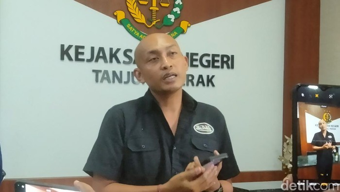 Kepala Seksi Intelijen Kejari Tanjung Perak I Made Agus Mahendra Iswara saat konferensi pers bersama awak media