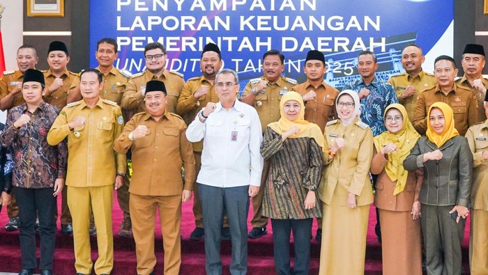Khofifah dan 36 Daerah Serahkan LKPD 2025 ke BPK