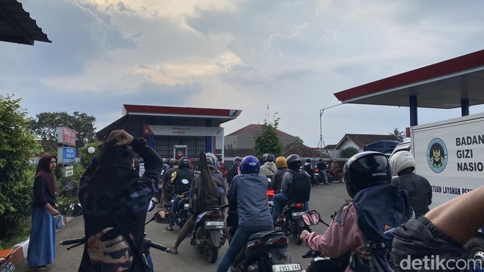 Kondisi antrean mengular di SPBU Kota Sukabumi