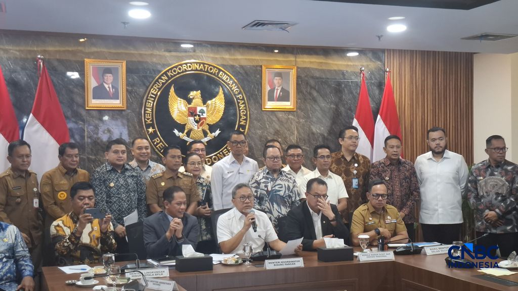 Konferensi pers rakortas progres pembangunan PSEL atau WTE guna menyelesaikan darurat sampah di beberapa daerah di Indonesia yang berlangsung di Kemenko Pangan, Selasa (31/3/2026). (CNBC Indonesia/Chandra Dwi Pranata)