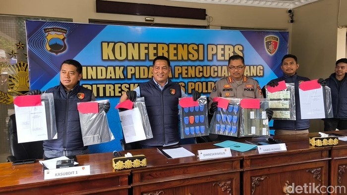 Konferensi pers TPPU bisnis sarang walet fiktif di Mako Dit Reskrimsus Polda Jateng, Kecamatan Banyumanik, Kota Semarang, Selasa (31/3/2026).