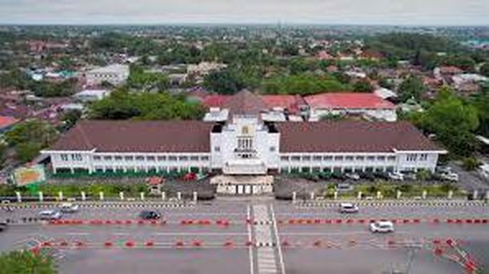 Kota Banjarbaru merupakan ibu kota Provinsi Kalimantan Selatan (Kalsel). Kota yang dulunya hanyalah sebuah daerah kecil di pinggir Kota Martapura.