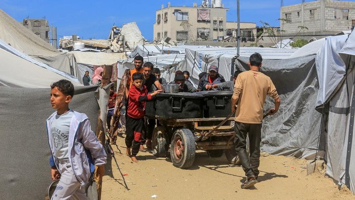 Krisis Pangan, Warga Berdesakan Antre Makanan