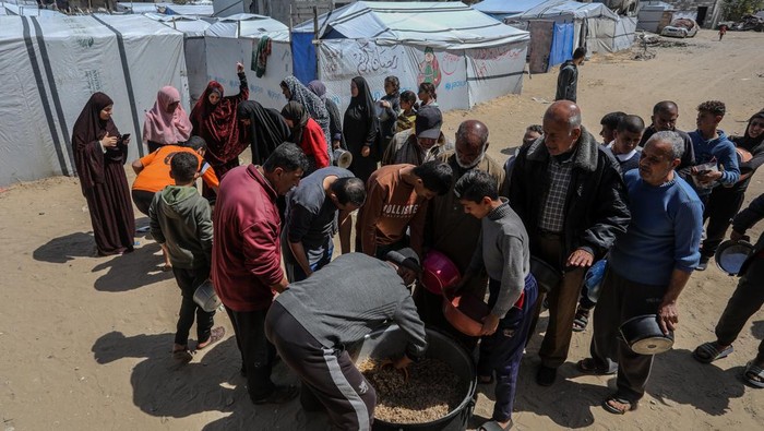 Krisis Pangan, Warga Berdesakan Antre Makanan