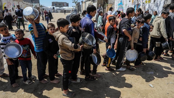 Krisis Pangan, Warga Berdesakan Antre Makanan