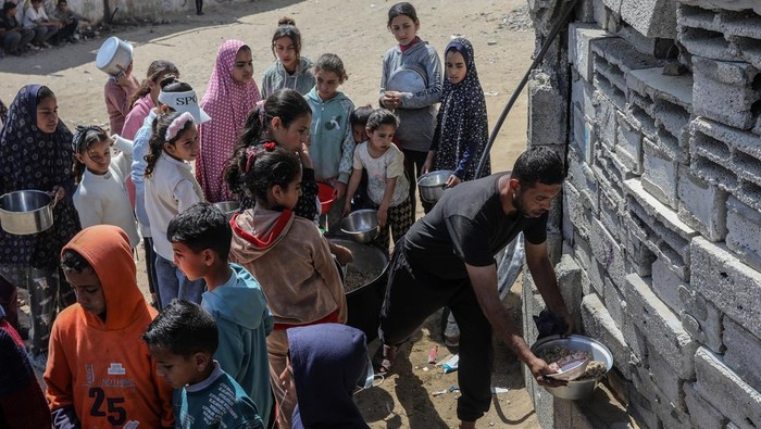 Krisis Pangan, Warga Berdesakan Antre Makanan