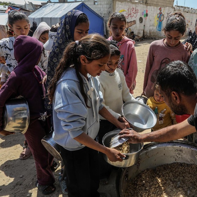 Krisis Pangan, Warga Berdesakan Antre Makanan