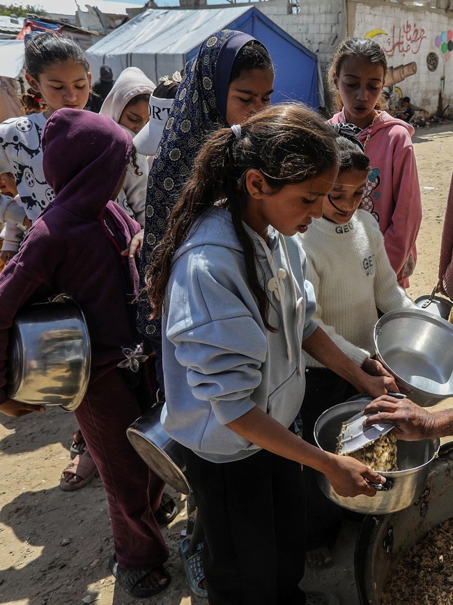 Krisis Pangan, Warga Berdesakan Antre Makanan