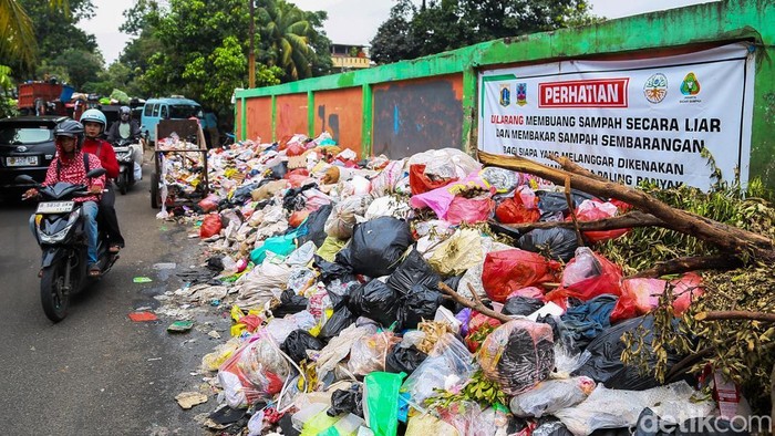 Kuota Bantar Gebang Dibatasi, Sampah Meluber di Jalanan Slipi