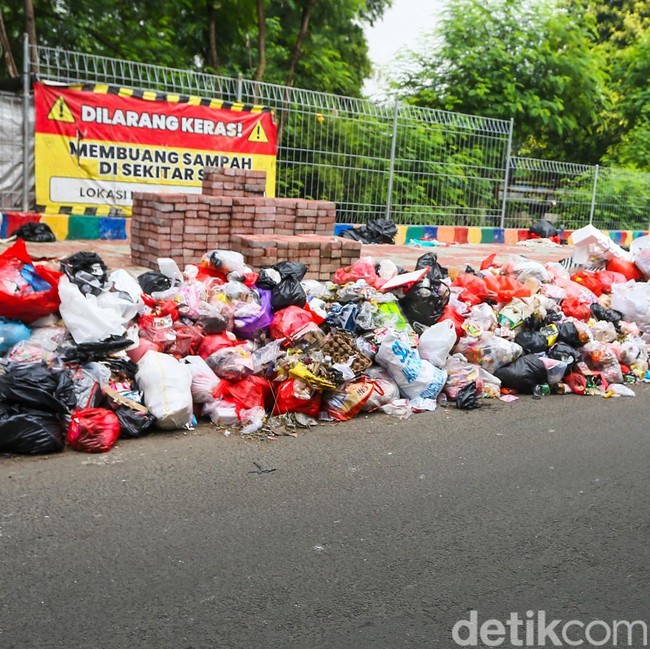 Kuota Bantar Gebang Dibatasi, Sampah Meluber di Jalanan Slipi