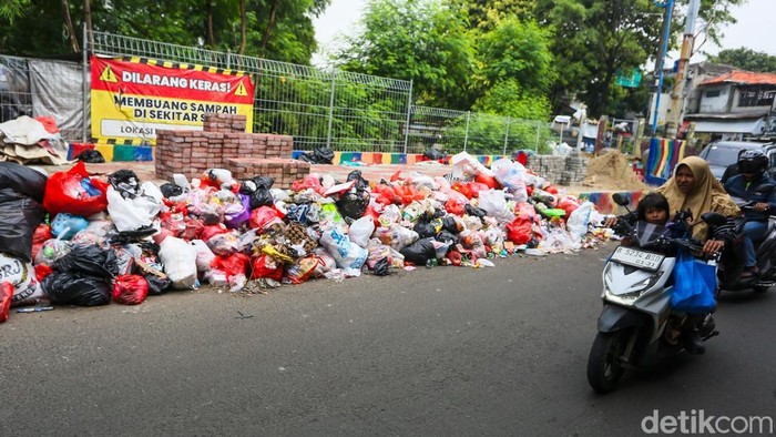 Kuota Bantar Gebang Dibatasi, Sampah Meluber di Jalanan Slipi