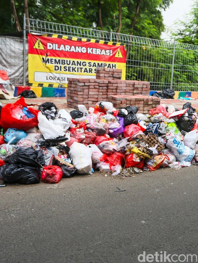 Kuota Bantar Gebang Dibatasi, Sampah Meluber di Jalanan Slipi