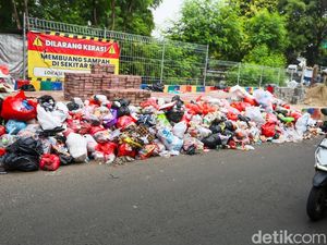 Kuota Bantar Gebang Dibatasi, Sampah Meluber di Jalanan Slipi