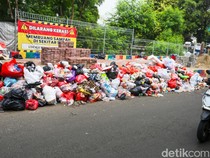 Kuota Bantar Gebang Dibatasi, Sampah Meluber di Jalanan Slipi
