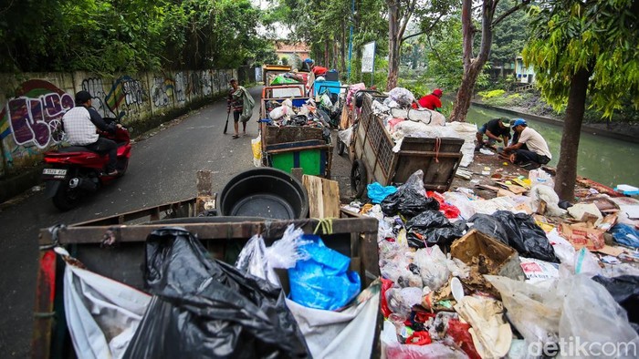 Kuota Bantar Gebang Dibatasi, Sampah Meluber di Jalanan Slipi
