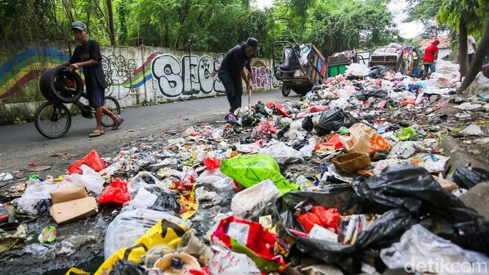 Kuota Bantar Gebang Dibatasi, Sampah Meluber di Jalanan Slipi