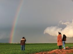 Langit Qamishli Berwarna! Pelangi Muncul, Warga Ramai-ramai Foto