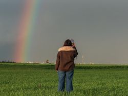 Langit Qamishli Berwarna! Pelangi Muncul, Warga Ramai-ramai Foto