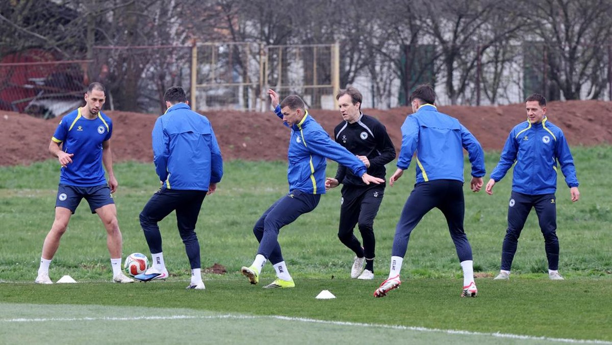 Latihan timnas Bosnia Latihan timnas Bosnia