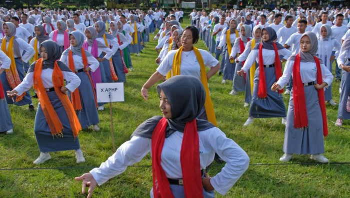 Pelajar SMK Negeri 1 Temanggung menampilkan tari Wulang Sunu massal di Lapangan Maron, Temanggung, Jawa Tengah, Selasa (31/3/2026). Sebanyak 1.800 pelajar mengikuti pagelaran tarian asli Temanggung Wulang Sunu yang mempunyai filosofi tentang mengajarkan ilmu pengetahuan, kekompakan, kerjasama sekaligus untuk menumbuhkan kepedulian generasi muda terhadap pelestarian budaya tradisional. ANTARA FOTO/Anis Efizudin