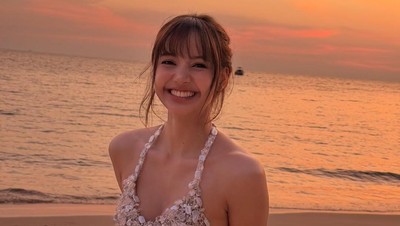 Bak Putri Duyung, Gaya Lisa BLACKPINK Rayakan Ultah ke-29 Pakai Bra di Pantai