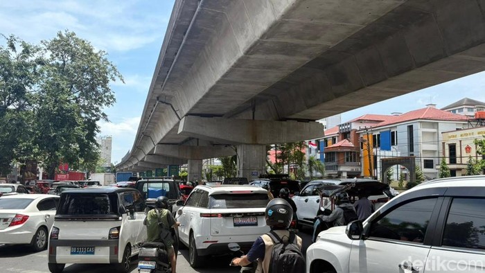 Macet di Jalan AP Pettarani Makassar.
