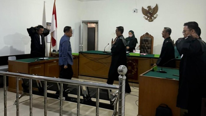 Mantan Plt Kadis PMD Sumsel Wilson usai mengikuti sidang vonis di Pengadilan Tipikor PN Palembang.
