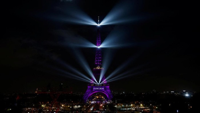 The Eiffel Tower lights up to mark the announcement of concert dates and ticket sales for singer Celine Dion's upcoming ten concerts in September and October in Paris, France, March 30, 2026. REUTERS/Benoit Tessier