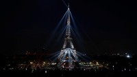 Menara Eiffel diterangi pertunjukan cahaya di Paris, Prancis, untuk menandai kembalinya Celine Dion ke panggung. Foto: REUTERS/Benoit Tessier
