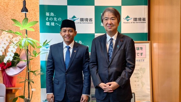 Menhut Raja Juli dan Menteri Lingkungan Hidup Jepang Ishihora Hirotaka