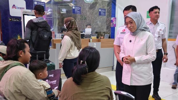 Menteri PANRB Rini Widyantini saat melakukan peninjauan pelayanan di Stasiun Gambir, Jakarta, Jumat (13/3). (Dok istimewa).