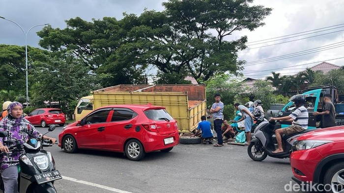 Mobil rusak di Jalan Urip Sumoharjo Makassar.