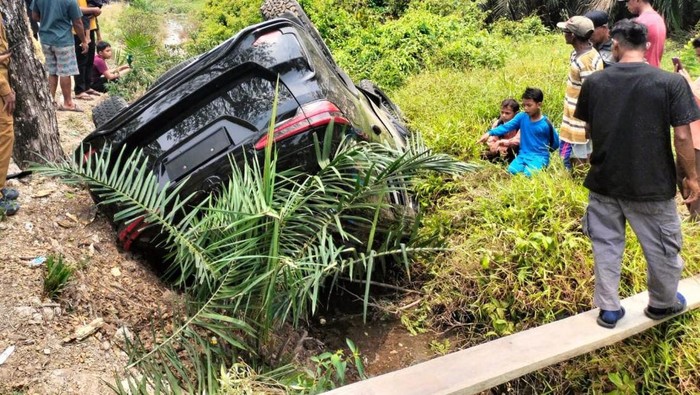 Mobil wakil ketua DPRD Bengkalis Hendrik Firnanda kecelakaan. (Dok Polres Bengkalis)