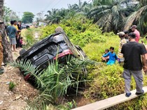 Mobil Terbalik Ditabrak Innova, Wakil Ketua DPRD Bengkalis Dilarikan ke RS