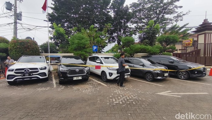 Mobil yang dibeli tersangka dari hasil TPPU investasi fiktif sarang burung walet diperlihatkan saat konferensi pers di Mako Ditreskrimsus Polda Jateng, Selasa (31/3/2026).